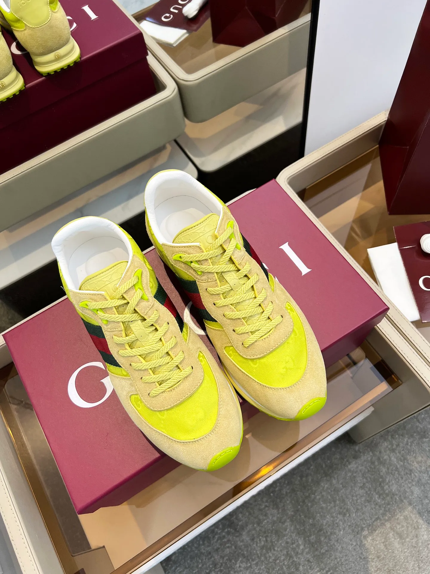 👟👟Ex-factory price 620👟👟 The design of Gucci's new casual shoes is simply amazing. The classic double G logo is matched with retro red and green webbing. It is fashionable and high-end. It is completely the top element in the fashion circle. It is highly recognizable when worn and keeps turning heads. 💯 The upper is soft and breathable, and the upper foot is comfortable! The soles are made of special cushioning material, so your feet won’t get tired no matter how much you walk. They are perfect for daily commuting, shopping, and traveling. Code number 40-45